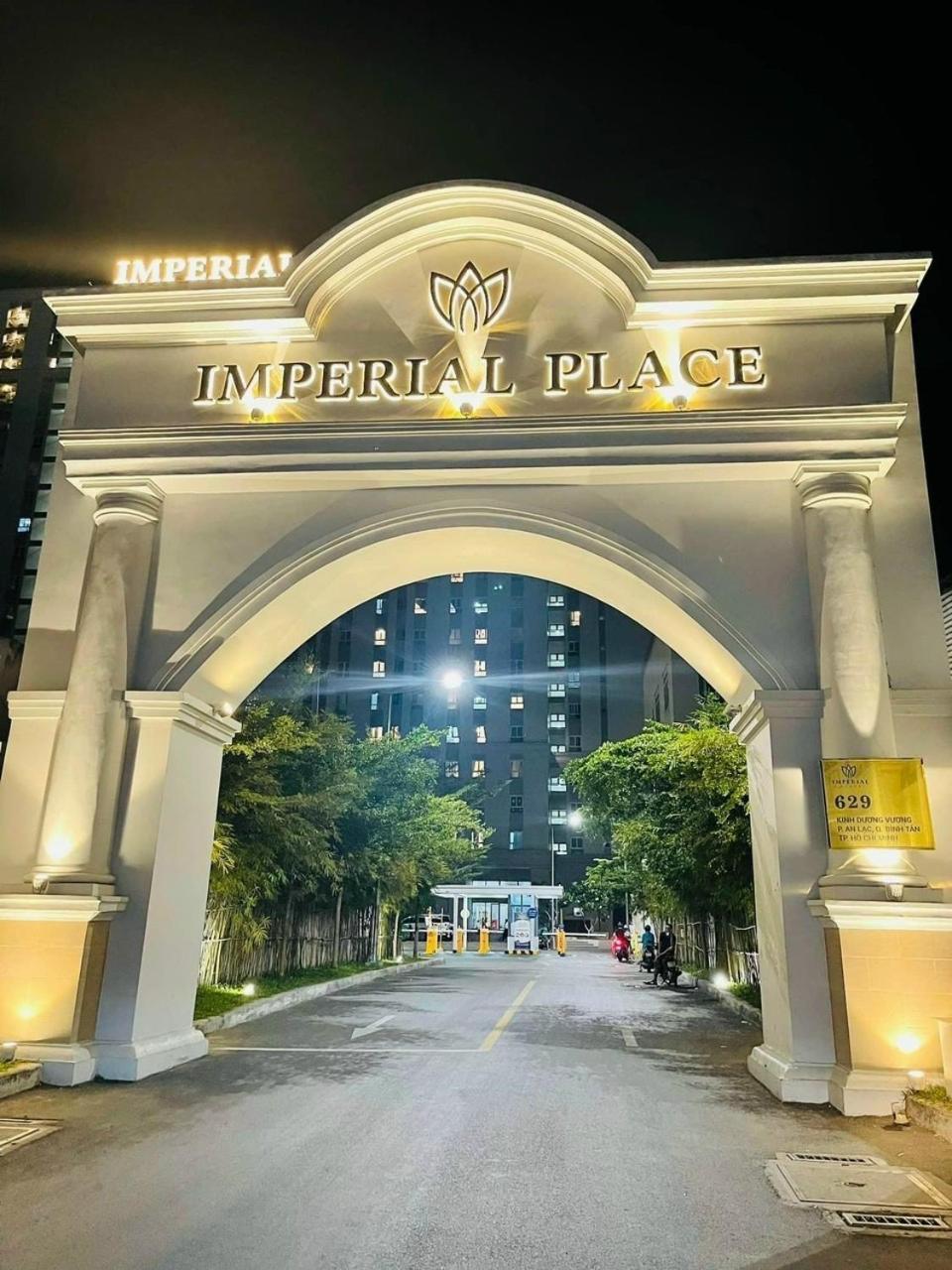 Can Ho Cao Cap Imperial Place Хошимин Екстериор снимка